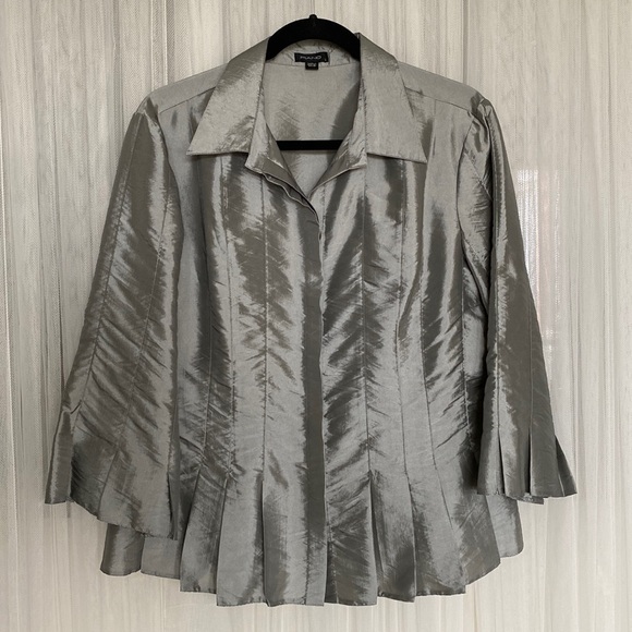 Vintage “Piano” metallic silver button down, 3/4 length sleeves, fitted, pleats - Picture 13 of 14